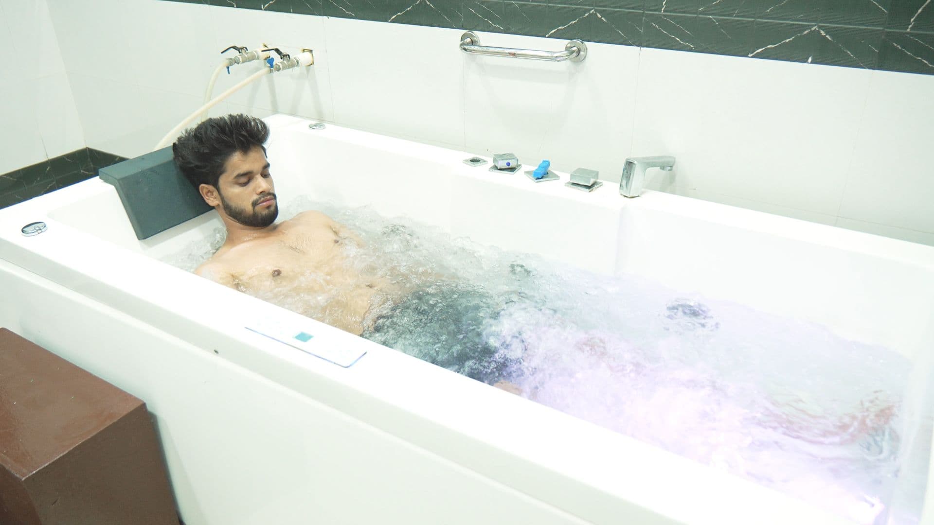 Underwater jet therapy in a treatment tub